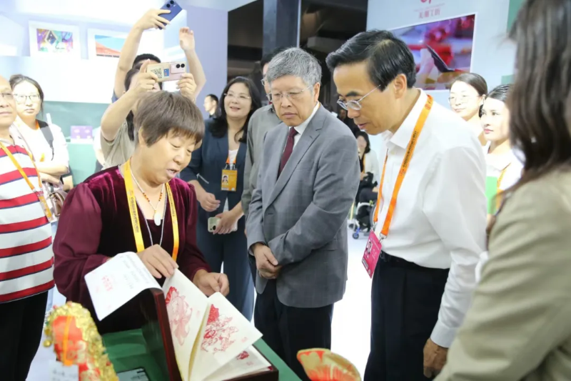 中國殘聯主席程凱一行參觀中國國際服務貿易交易會“科技助殘，共享美好生活”主題展區