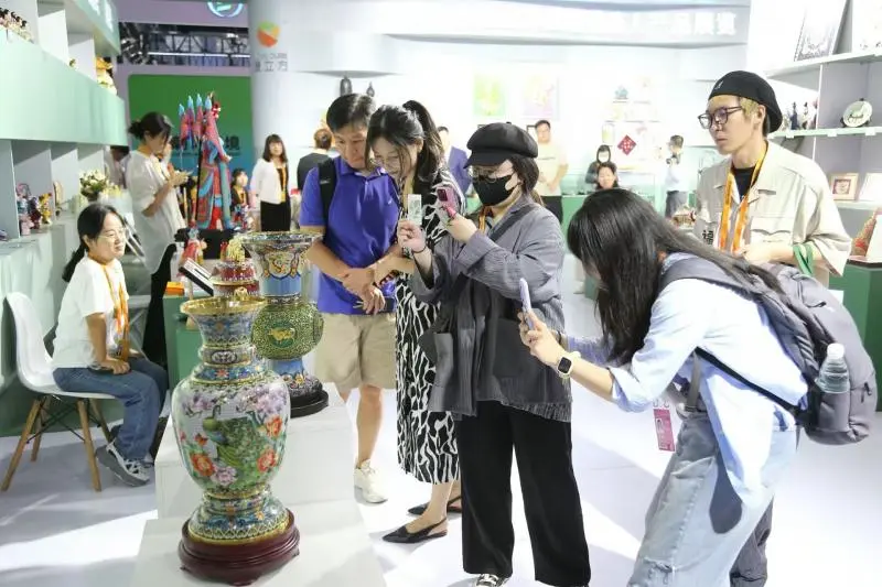 多項科技助殘產品亮相服貿會 殘疾人手工藝品引關注
