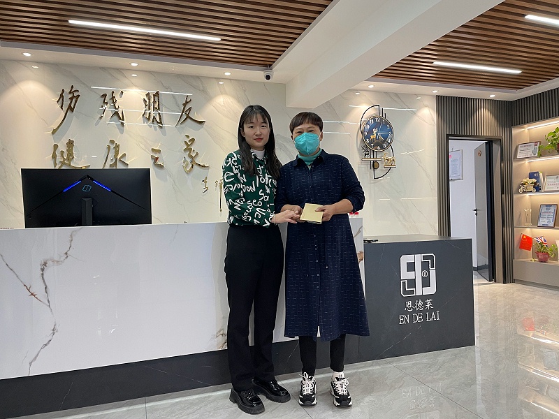恩德萊_北京管理部主任代表北京恩德萊全員把捐款交到沈陽公司化療同事手上.JPG