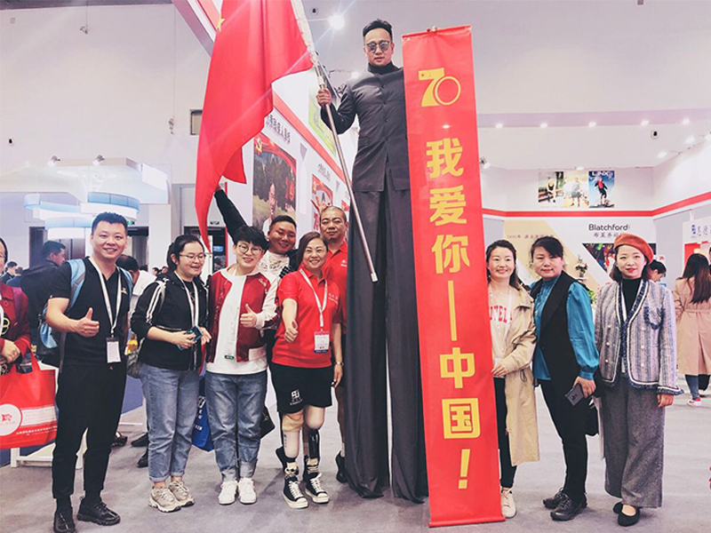 愛心人士高蹺奇人丁加偉先生