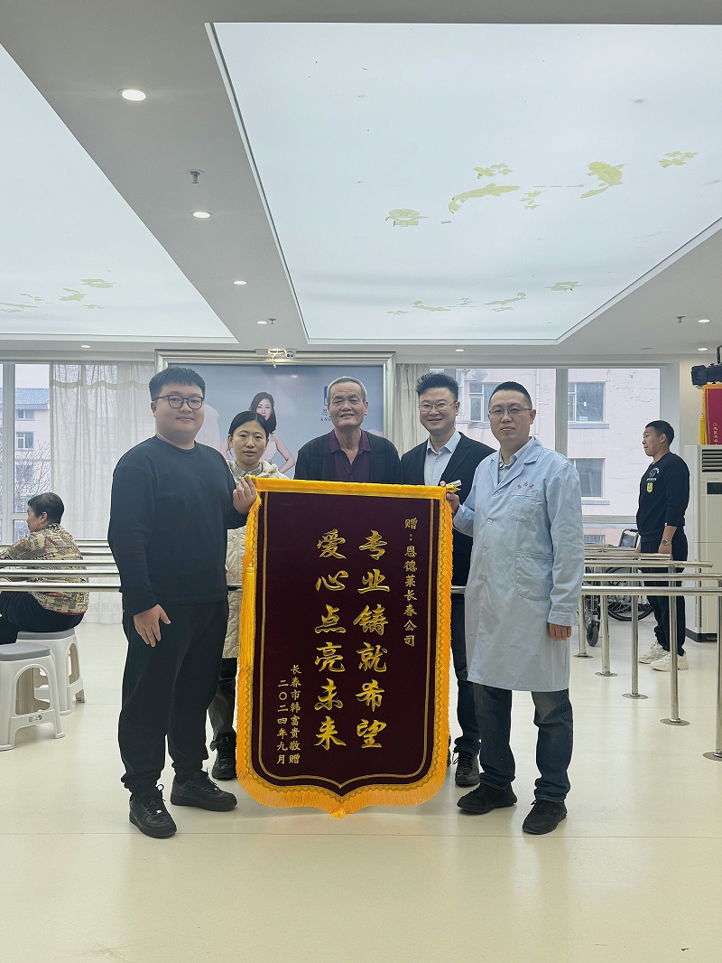 客戶、經(jīng)理、業(yè)務(wù)員合影