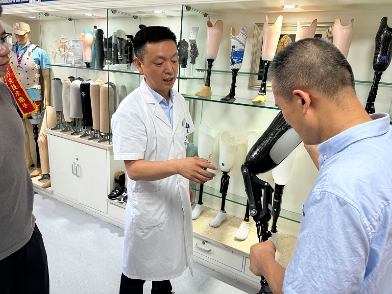 民政職業大學領導一行蒞臨恩德萊參觀交流，共探校企合作新篇章