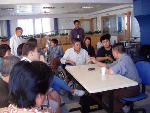 2004年9月18日至21日，北京恩德萊公司常年法律顧問葉先生再次為殘疾朋友開展了法律咨詢活動