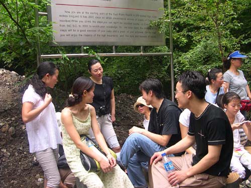 2004年7月30—31日，全體員工游覽了野山坡