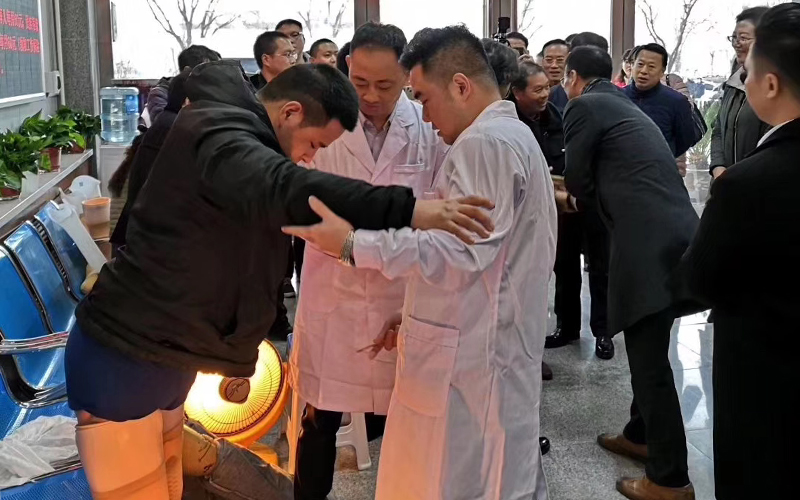 中基會領導與河南省殘聯(lián)領導視察恩德萊衣戀項目澠池裝配現(xiàn)場02